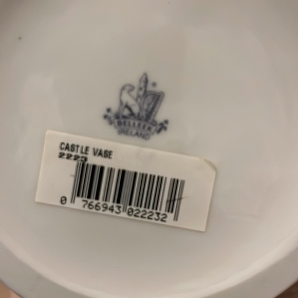 Belleek Ireland Castle Vase Shamrock Celtic Irish Tower 7.75” - Picture 6 of 6